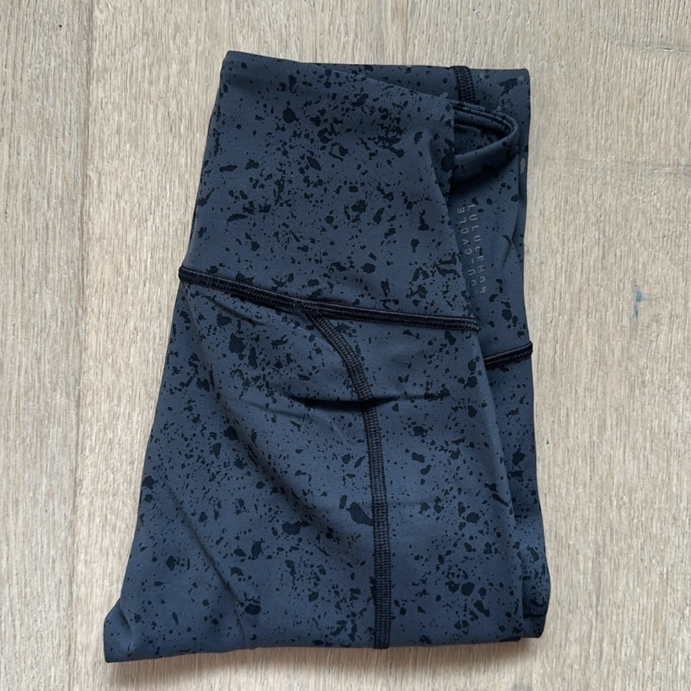 EUC to the beat tight 24" tempo splatter obsidian black size 2 lululemon